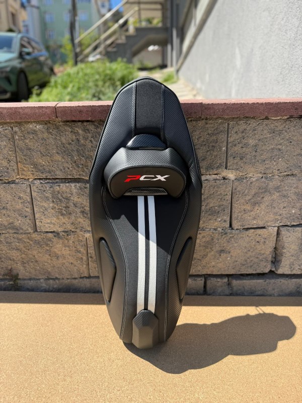 PCX Karbon Koltuk beyaz Şeritli